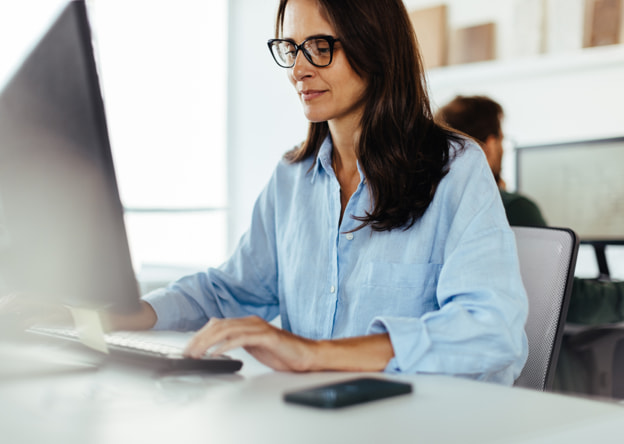 Woman taking the LPI assessment at a desktop computer.
