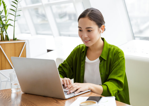 Woman sitting at a laptop taking the Student LPI 360 assessment.